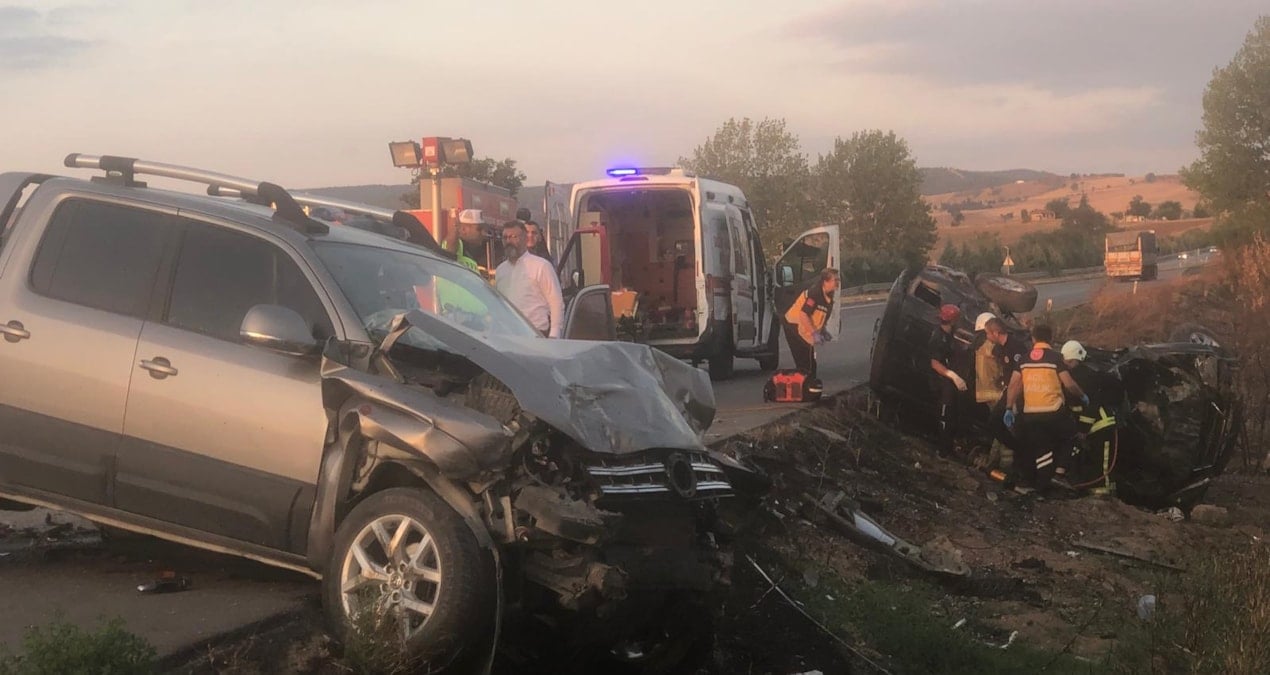 bursada korkunc kaza eski belediye baskani hayatini kaybetti 2 kisi yaralandi RzLGd5Lg