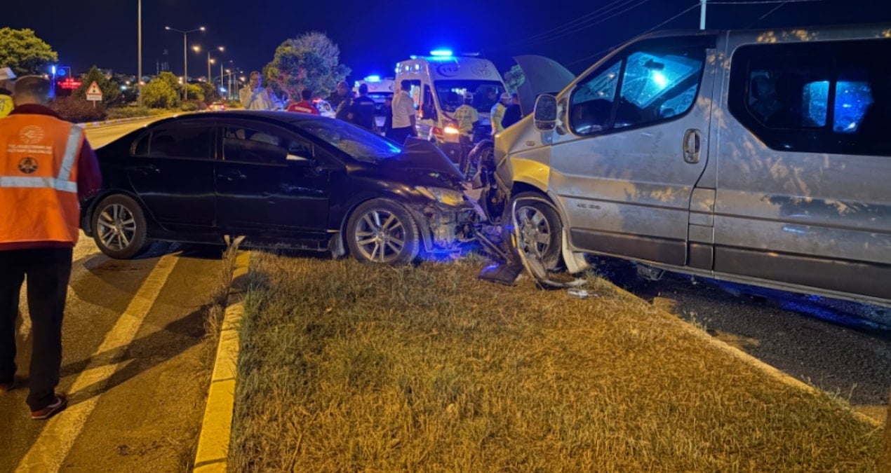 sivassporlu futbolculari tasiyan arac kaza yapti 3u sporcu 5 yarali LeMISat8