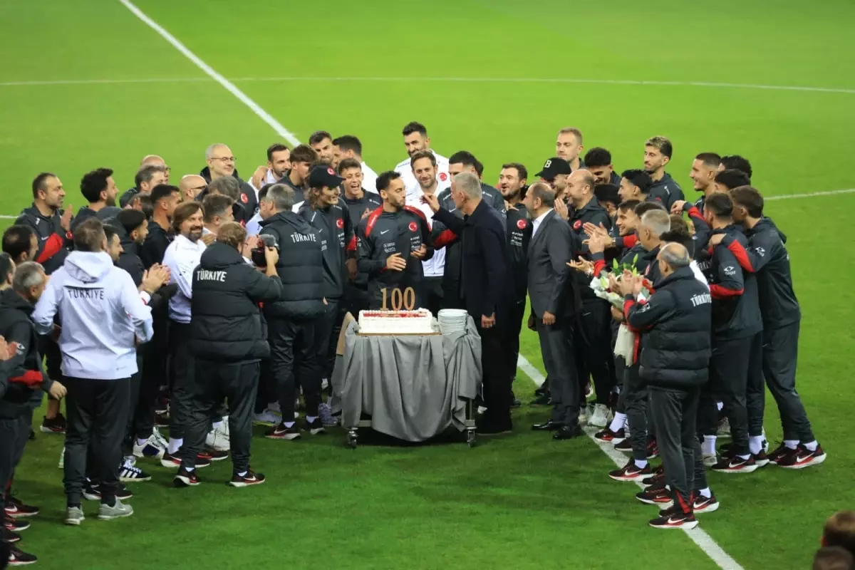 hakan calhanoglu 100 macinda kutlandi 3WqOBY8x.jpg