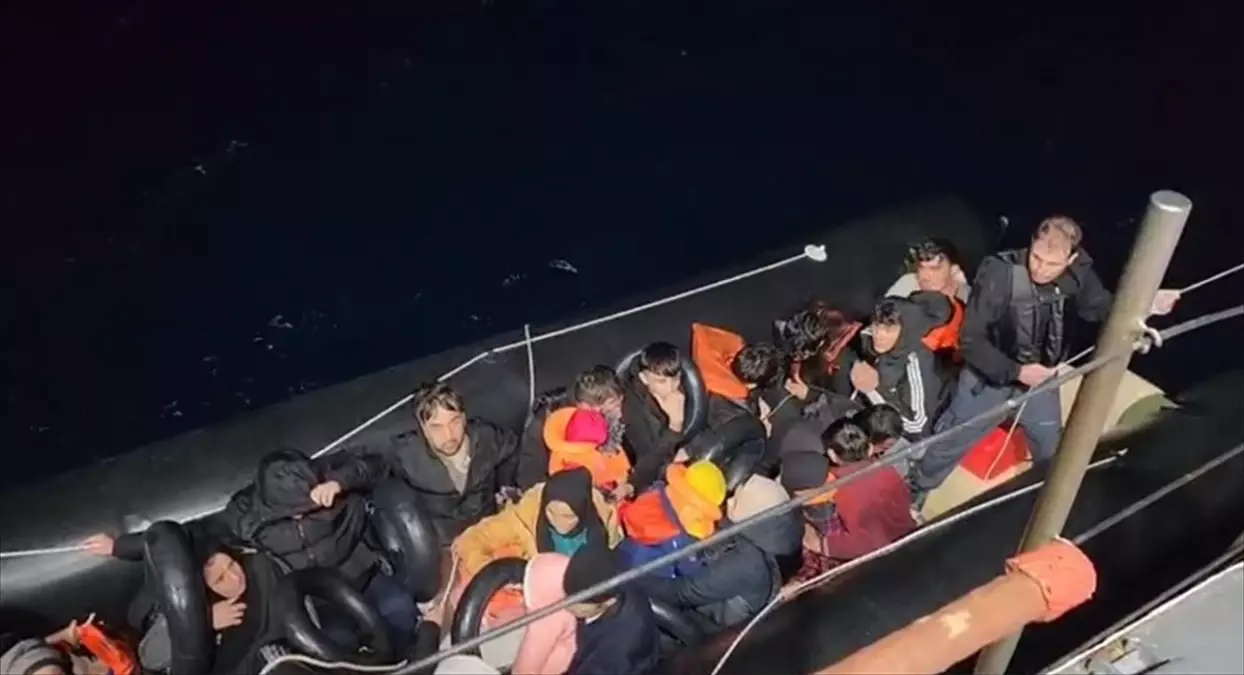 izmir aciklarinda 104 duzensiz gocmen yakalandi dfktOFrj.jpg