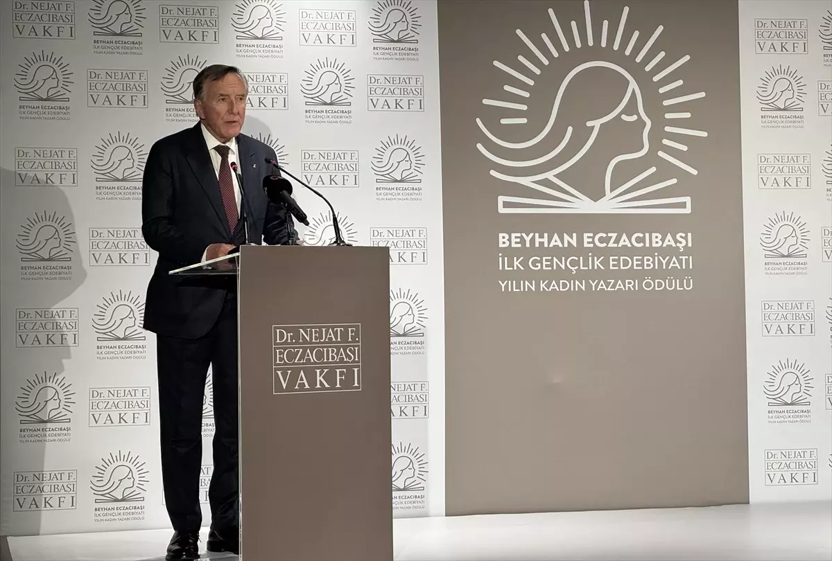 koray avci cakman yilin kadin yazari odulunu kazandi XJdb88Tn.jpg