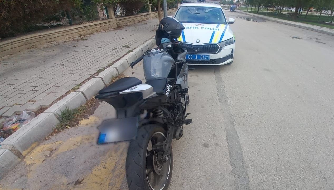 motosikletinin plakasini bantla degistiren surucu polise yakalandi 17uWKNcv