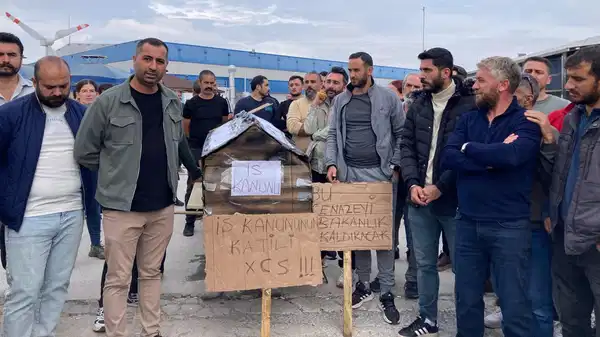 tpi iscilerinden tabutlu eylem anayasayi burada tabuta koyduk BVZ61EDq.jpg