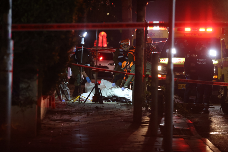 İran çok başlıklı füzelerle Tel Aviv’i vurdu: 1 ölü