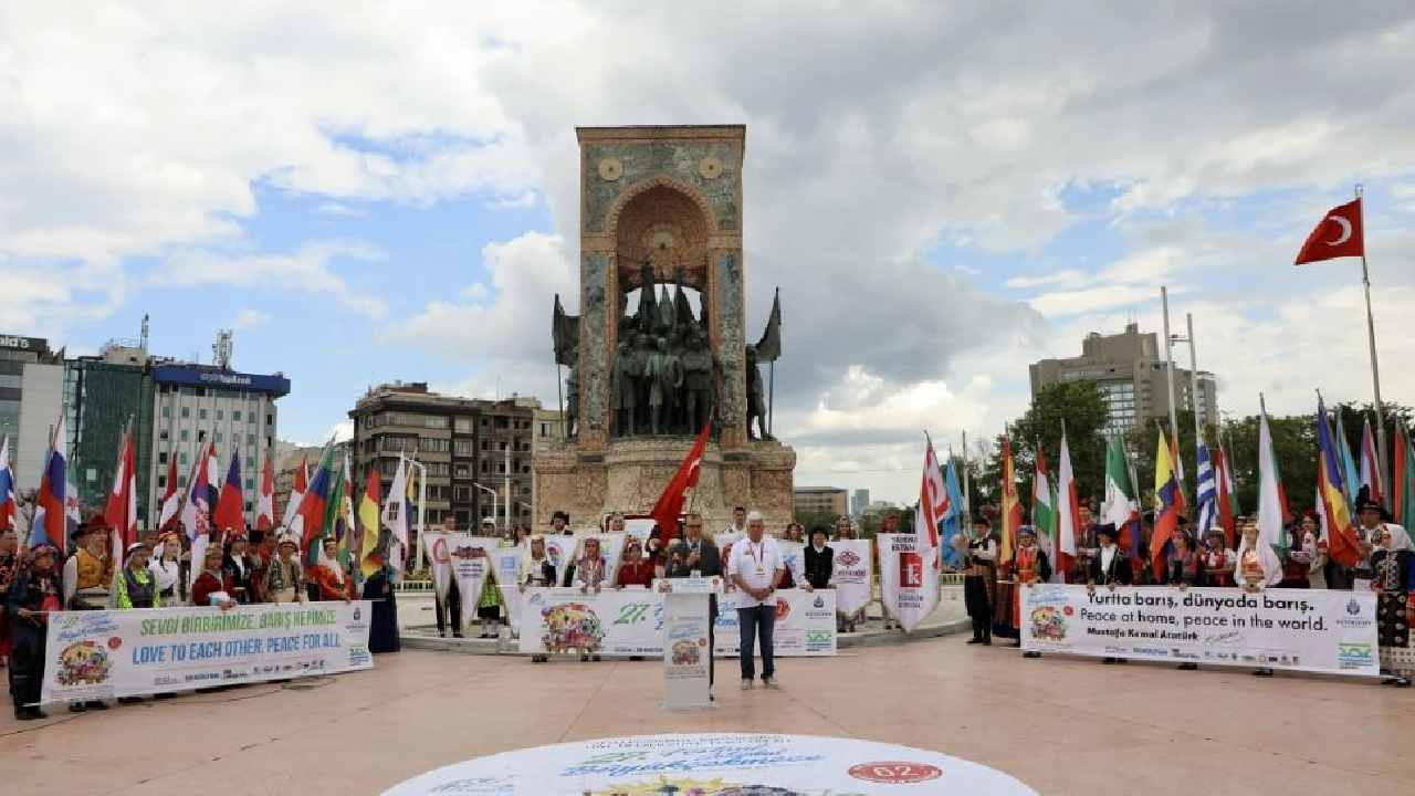 Dunyanin en iyi festivali basladi 62 ulkenin renkleri taksim meydaninda bulustu 7jj18zS9